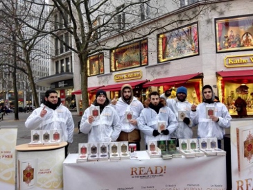توزیع ترجمه آلمانی قرآن در خیابان‌های برلین